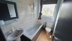 Koupelna v ubytování Forest Retreat Sleeps 4 2 Bed Parking + 9 fotografií