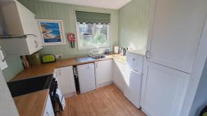 Kuchyň nebo kuchyňský kout v ubytování Forest Retreat Sleeps 4 2 Bed Parking