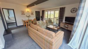 TV a/nebo společenská místnost v ubytování Forest Retreat Sleeps 4 2 Bed Parking