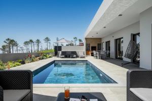 ein Swimmingpool im Hinterhof eines Hauses in der Unterkunft Vila da Ponta do Pargo by An Island Apart in Ponta do Pargo + 31 Fotos