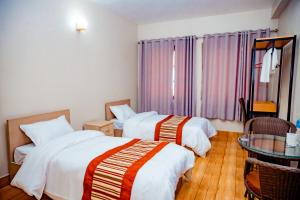 Postel nebo postele na pokoji v ubytování Tashi Pal hotel