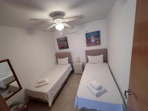 sypialnia z dwoma łóżkami i wentylatorem sufitowym w obiekcie Beautiful 2 bedrooms Apartment in Agua Mundo w mieście Benidorm