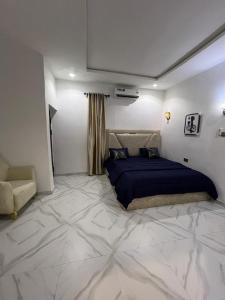 a bedroom with a bed and a couch in it at Stunning and peaceful Home in Mama