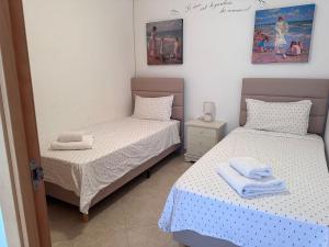 dwa łóżka w pokoju z dwoma ręcznikami w obiekcie Beautiful 2 bedrooms Apartment in Agua Mundo w mieście Benidorm