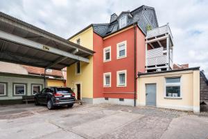 リーザにあるWohnung Weidaの建物の前に駐車された車