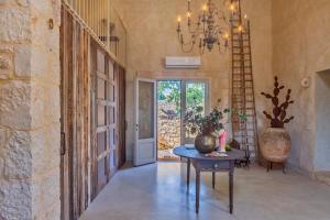 pasillo con mesa y puerta de cristal en A Casa Ruah - IsulaTravel, en Scuola