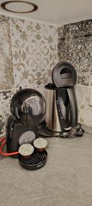 Una cafetera y algunas monedas sobre un mostrador en Modern Apartment 15-min-to-Venice, en Venecia