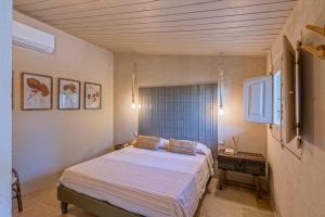 un dormitorio con una cama en una habitación en A Casa Ruah - IsulaTravel, en Scuola