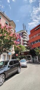 dos autos estacionados en un lado de una calle de la ciudad en Modern Apartment 15-min-to-Venice, en Venecia