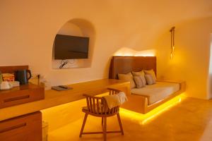 Μια τηλεόραση ή/και κέντρο ψυχαγωγίας στο Chic Hotel Santorini