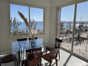 una sala da pranzo con tavolo e sedie in vetro di "le veillat" a 50m de la plage a Saint-Raphaël