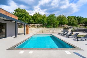 a swimming pool on the patio of a house at Casa Pianta in Buzet - Haus für 6 Personen in Buzet