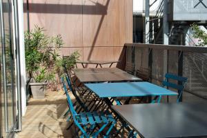 ein paar Tische und Stühle auf dem Balkon in der Unterkunft Auberge de Jeunesse Barbey - Youth Hostel Bordeaux in Bordeaux