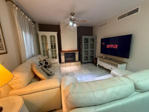 Un televizor și/sau centru de divertisment la Villa Tomillares Alhaurin Andra