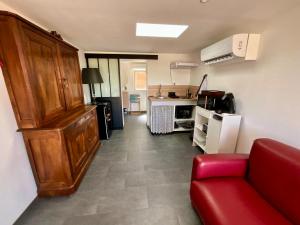 Kuchyň nebo kuchyňský kout v ubytování Chambre Studio Piscine Jacuzzi chez l habitant