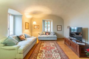 Μια τηλεόραση ή/και κέντρο ψυχαγωγίας στο Historic Castle Overlooking Garfagnana Valley