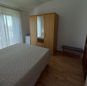 a bedroom with a bed and a cabinet at Soba Andela in Labinci