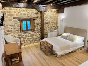 Katil atau katil-katil dalam bilik di Hotel y Casa Rural El Retiro del Oso +178 gambar