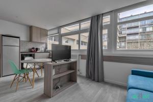 Η κουζίνα ή μικρή κουζίνα στο Louis Vicat 1 - CI - Appartement for 4 - Parc Expo P de Versailles +4 φωτογραφίες