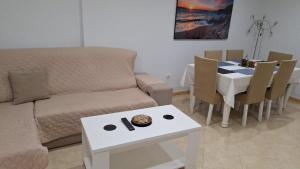 salon z kanapą i stołem w obiekcie Beautiful 2 bedrooms Apartment in Agua Mundo w mieście Benidorm