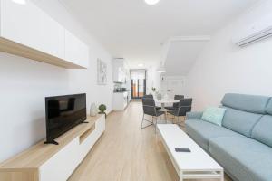 Televízia a/alebo spoločenská miestnosť v ubytovaní Nueva 22 Suites in Nerja by Solaga Holiday Homes