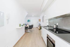Kuchyňa alebo kuchynka v ubytovaní Nueva 22 Suites in Nerja by Solaga Holiday Homes