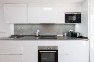 Kuchyňa alebo kuchynka v ubytovaní Nueva 22 Suites in Nerja by Solaga Holiday Homes