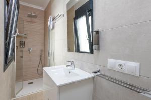 Kúpeľňa v ubytovaní Nueva 22 Suites in Nerja by Solaga Holiday Homes
