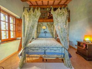 Ένα ή περισσότερα κρεβάτια σε δωμάτιο στο Villa With Jacuzzi In The Cetona Hills