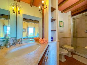 Ένα μπάνιο στο Villa With Jacuzzi In The Cetona Hills +32 φωτογραφίες