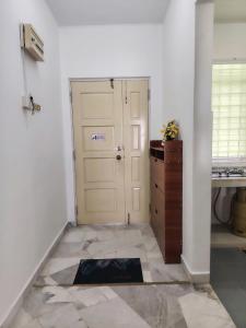 een lege kamer met een deur en een tegelvloer bij Bayu Biru 2 Bedroom Unit Pool View Balcony in Kampong Tanah Merah