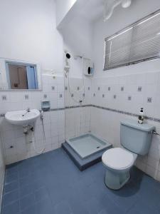 een badkamer met toilet en wastafel bij Bayu Biru 2 Bedroom Unit Pool View Balcony in Kampong Tanah Merah