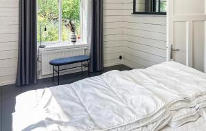 Postel nebo postele na pokoji v ubytování Cozy Home In Dörarp With Sauna