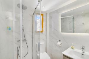 Koupelna v ubytování Theodorou Stone House + 46 fotografií