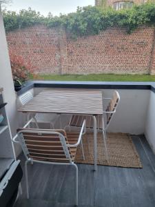 ein Tisch und zwei Stühle auf einem Balkon in der Unterkunft Appartement avec piscine in Saint-André