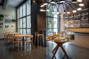 un restaurante con una mesa con comida encima en Globus Urban Hotel, en Florencia