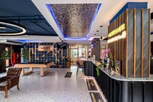 a restaurant with a ping pong table in the lobby at Metro Hotel Phahonyothin 35 in Bangkok