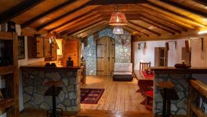 ヘルツェグ・ノヴィにあるOld Wine House - Montenegroのリビングルーム(キッチン付)、テーブル付きの部屋 +10枚の写真