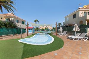 una piscina in un cortile accanto a una casa di Casa De Vacaciones La Marinera a Maspalomas