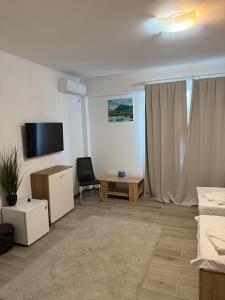 ブカレストにあるParlament Residenceのリビングルーム(テレビ、椅子付)