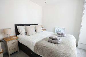 una camera da letto con un letto con due cuscini sopra di City Centre Luxury Spacious Apartment - Business & Leisure stays a Hull