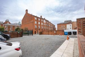 un parcheggio di fronte a un edificio in mattoni di City Centre Luxury Spacious Apartment - Business & Leisure stays a Hull