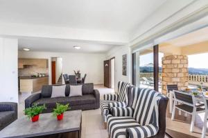 Χώρος καθιστικού στο Villa Aqua View