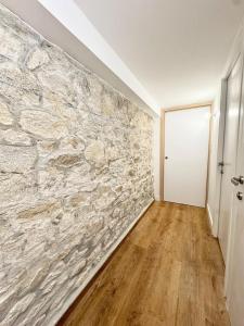 Habitación con pared de piedra y puerta en 10m du sable Déco soignée & bâtiment de caractère, en Saint-Pierre-Quiberon