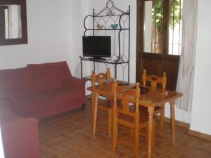 TV a/nebo společenská místnost v ubytování Apartamentos Rurales El Cañuelo de Carcabuey
