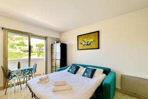 Posteľ alebo postele v izbe v ubytovaní Studio Vue Mer, Piscine, 5 Mn Monaco Et Plages