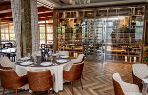 Reštaurácia alebo iné gastronomické zariadenie v ubytovaní Hotel Aria