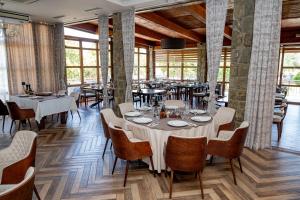 Reštaurácia alebo iné gastronomické zariadenie v ubytovaní Hotel Aria + 37 fotografií