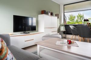 Televiisor ja/või meelelahutuskeskus majutusasutuses Ferienwohnung Weitblick am Meer