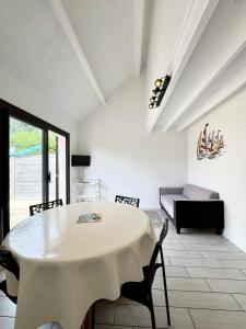 TV a/nebo společenská místnost v ubytování Détente en famille Maison 2ch & pisicine